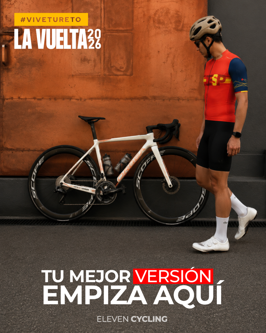 Ciclista Eleven con jersey Vuelta a España 2026 junto a su bicicleta